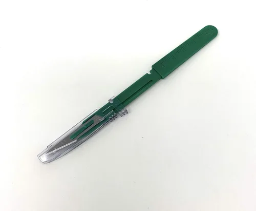 Vista 2 de P&P Medical Surgical - Juego de 10 bisturíes de seguridad desechables de acero inoxidable estéril tamaño 11 con mango de plástico y línea métrica