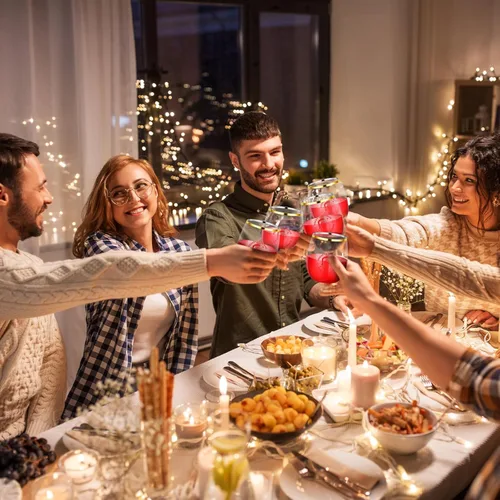 Vista 6 de Sliner 32 copas de vino sin tallo de Navidad de 12 onzas, copas de vino de plástico transparente a granel, Papá Noel, borde dorado, divertido juego