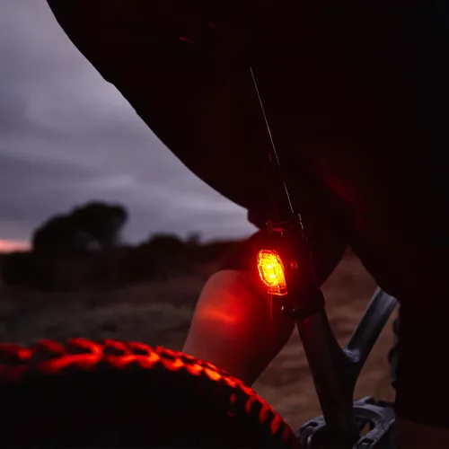 Vista 7 de LEZYNE KTV Drive - Luz trasera LED recargable IPX7 impermeable de visibilidad de 270 grados con múltiples modos, correa de montaje incluida