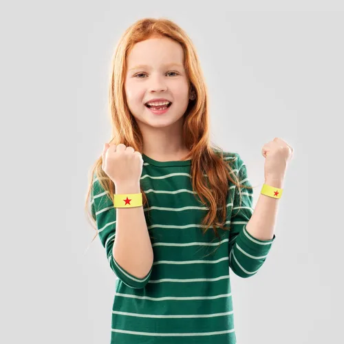 Vista 5 de WILLBOND 24 pulseras de palmadas amarillas con estrella roja para fiesta de cumpleaños de niñas, suministros de equipo de niñas, regalos de poder
