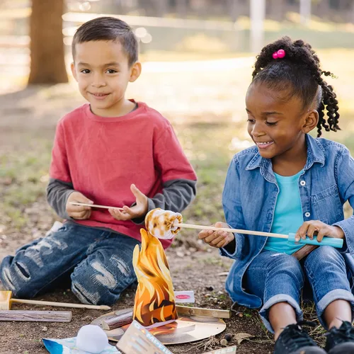 Vista 2 de Melissa & Doug: set de juego de fogata S’mores con comida de juguete y accesorios de cocina para niños, juguetes de aprendizaje preescolar