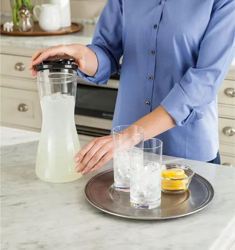 Vista 6 de Rubbermaid (1878491) jarra con tapa a prueba de fugas, 2 cuartos de galón.