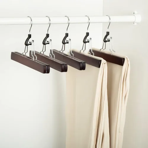 Vista 4 de Amazon Basics Perchas de madera para pantalones, organizador de armario, cereza, paquete de 10
