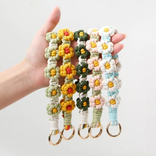 Vista 4 de Llavero de macramé duradero para mujer, estilo bohemio, hecho a mano, llavero con flores y flores, hecho a mano