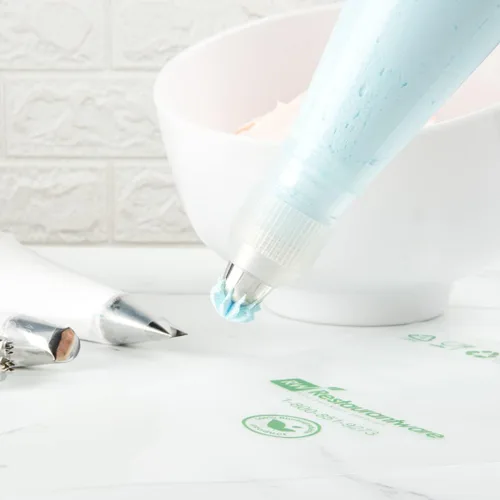 Vista 3 de Restaurantware Pastry Tek - Punta de pastelería reutilizable para glaseado de flores – #1G resistente a las abolladuras, punta de pastelería