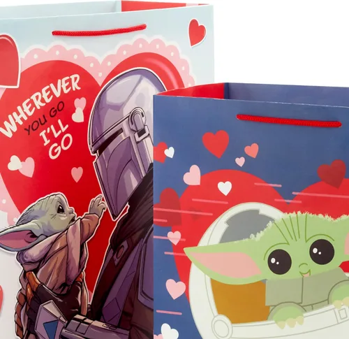 Vista 4 de Hallmark Star Wars The Mandalorian - Juego de bolsas de regalo para el día de San Valentín