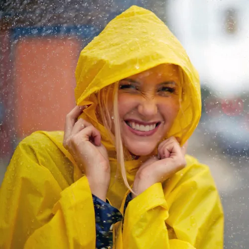 Vista 4 de totes Poncho de lluvia unisex, ligero, reutilizable y plegable para la lluvia sobre la marcha, Azul Marino, talla única