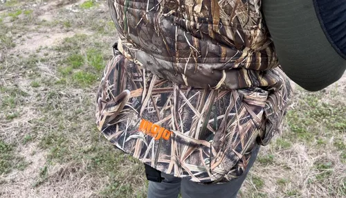 Vista 7 de MOJO Outdoors Dove - Cangurera impermeable con bolsillo para teléfono celular Original Bottom Land Camo