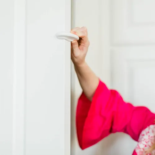 Vista 3 de Qdos Protector de seguridad para dedos Blanco Garantizado que no se comprime ni se cae como otros productos – Protege los dedos de puertas