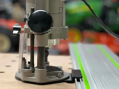 Vista 3 de ToolCurve Adaptador de riel guía compatible con el enrutador Porter Cable serie 690 - Fabricado en Estados Unidos