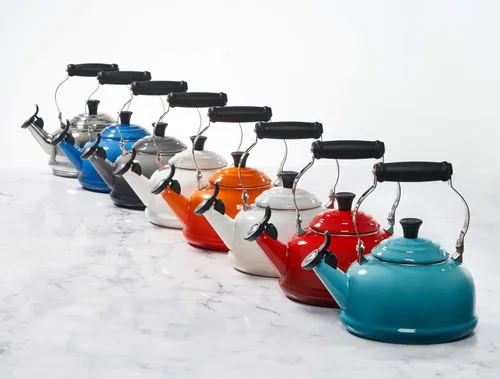 Vista 6 de Le Creuset Tetera silbante de acero esmaltado, 1.7 cuartos de galón, color cereza