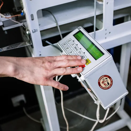 Vista 7 de Ocqotat Pegatinas Remember Electricity Will Kill You, paquete de 10 calcomanías para casco duro para hombres linieros, calcomanías de advertencia