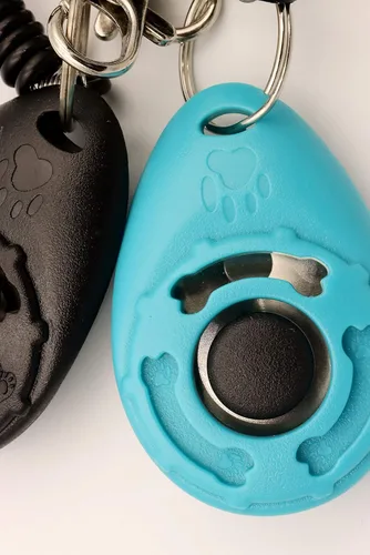 Vista 4 de Clicker de entrenamiento para mascotas con correa para la muñeca, clickers de entrenamiento de perros (negro + azul)