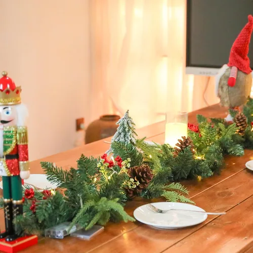 Vista 5 de Guirnalda de Navidad de 6 pies con luces, guirnalda preiluminada de decoración navideña con bayas rojas, guirnaldas navideñas operadas a batería