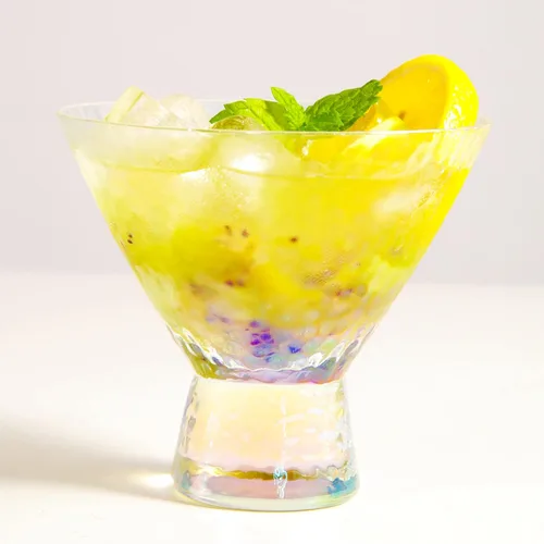 Vista 2 de Lysenn Juego de 2 vasos de Martini iridiscentes sin tallo, vasos de cóctel martillados de alta calidad para bodas, aniversarios, Navidad, fiestas