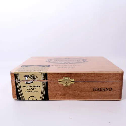 Vista 2 de Aganorsa Casa Fernandez Titan Habano Caja de cigarros de madera vacía 8" x 7" x 2