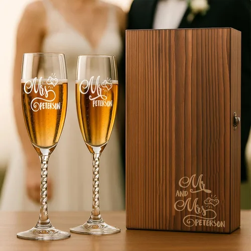Vista 2 de Mr and Mrs Copas de champán personalizadas, copas de tostadas de boda, copas de vino grabadas con texto en inglés "His Her Her", vasos para parejas