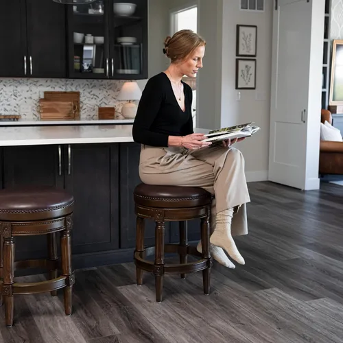 Vista 7 de Maven Lane Pullman Taburete de mostrador sin espalda de 26 pulgadas, juego de 2 taburetes giratorios con reposapiés, marco de madera maciza marrón