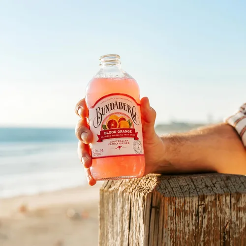 Vista 6 de Bundaberg Naranja sanguina, bebida de frutas espumosas, 12.7 onzas líquidas, 4