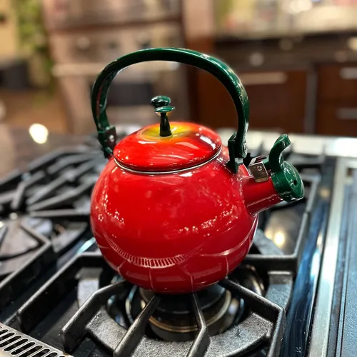 Vista 2 de UP ware - Hervidor de té silbante esmaltado en acero, tetera para estufa (1.6 cuartos de galón, manzana)