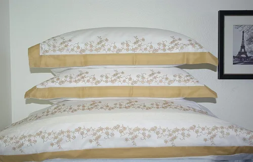 Vista 4 de Royal Hotel Bedding Amalia dorado y blanco 8 piezas Queen Bed-in-a-Bag 100% algodón 300 hilos Embriodered Cover