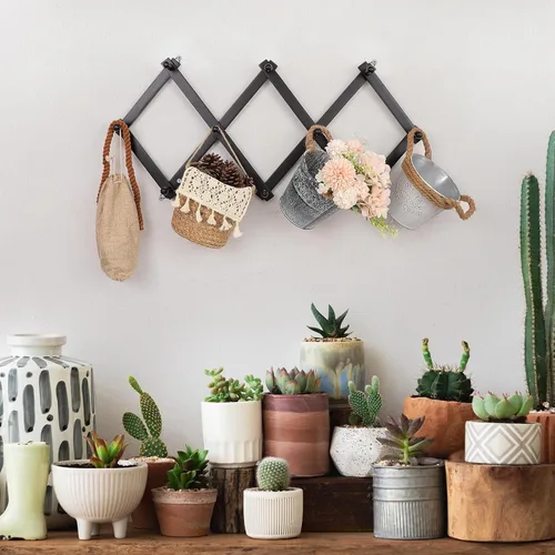 Vista 5 de SCUNDA Perchero de pared con 10 ganchos, perchero expandible de pared de madera para abrigos, sombreros, gorras de béisbol, taza de café, joyas Negro