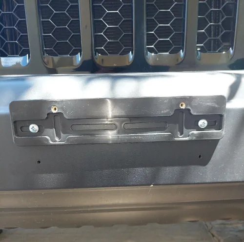Vista 2 de Soporte para placa de matrícula delantera, adaptador de montaje para Jeep (todos los modelos) Descuento por cantidad (9.45 $ a 5.60 $)