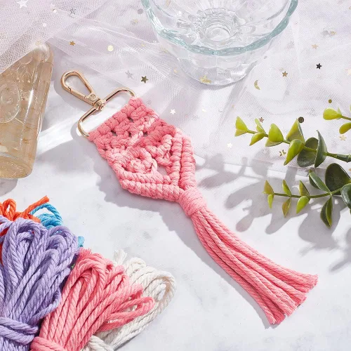 Vista 7 de INFUNLY Juego de 4 llaveros de macramé con forma de corazón, mini llaveros de macramé estilo bohemio para bolsas de macramé, colgantes de corazón