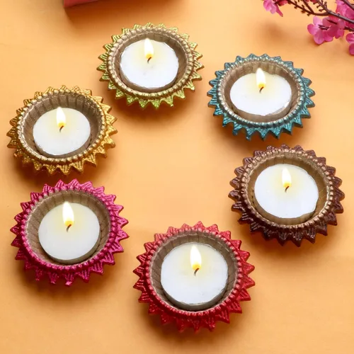 Vista 2 de SATVIK 4 piezas Multicolor Surya Metal Diya Floral Lotus Flower Shape Tea Light Holder Lámpara de aceite Navidad Interior Hogar Mandir Pujan Pooja