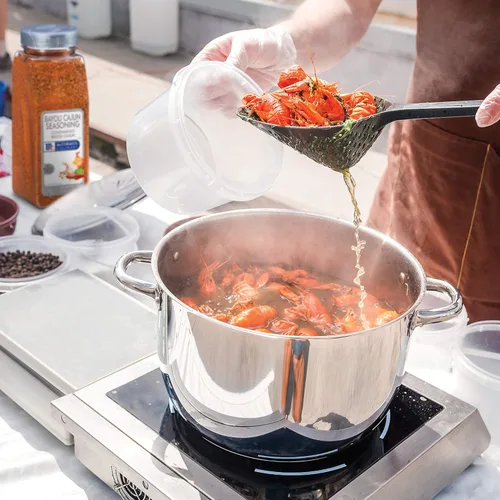 Vista 8 de McCormick Culinary Bayou Cajun Seasoning, 21 oz – Un recipiente de 21 onzas de condimento cajún hecho con especias aromáticas para bagre, cangrejo