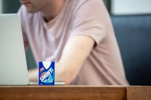 Vista 6 de Smint Sabor a menta dental sin azúcar con xilitol 0.28 oz. (caja de 12 cerillas)