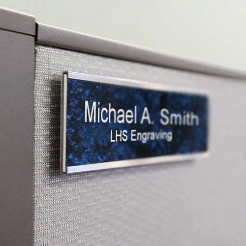 Vista 8 de Placas de identificación grabadas para letrero de puerta, placa de plástico azul claro personalizada con letras blancas, fabricadas en Estados