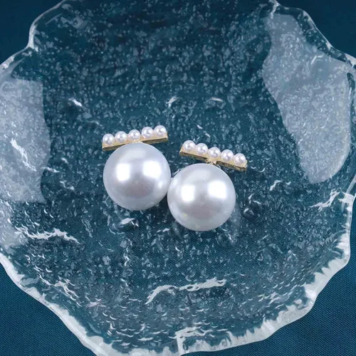 Vista 3 de Allereyae Pendientes vintage de perlas con perla y circonita cúbica, aretes de perlas en la parte delantera y trasera, aretes de perlas de doble