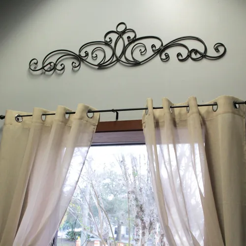 Vista 2 de Zeckos Decoración de pared de metal de 54 pulgadas de largo para colgar – Arco decorativo con acabado de bronce antiguo para puertas, ventanas