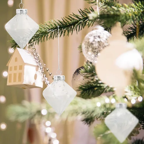 Vista 4 de Uonlytech 12 bolas de adorno rellenables de plástico transparente con forma de diamante, bola de Navidad, adorno colgante de árbol