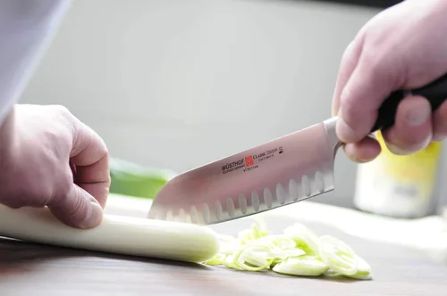 Vista 2 de Wusthof Classic Ikon cuchillo santoku con filo hueco, Blanco crudo