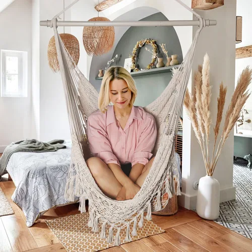 Vista 6 de Silla hamaca de cuerda de algodón tejida a mano con barra separadora de metal, silla colgante bohemia para dormitorio, silla columpio