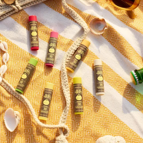 Vista 6 de Sun Bum Bálsamo labial de granada con protección solar SPF 30, aloe vera hidratante y vitamina E, vegano y libre de crueldad, protección labial