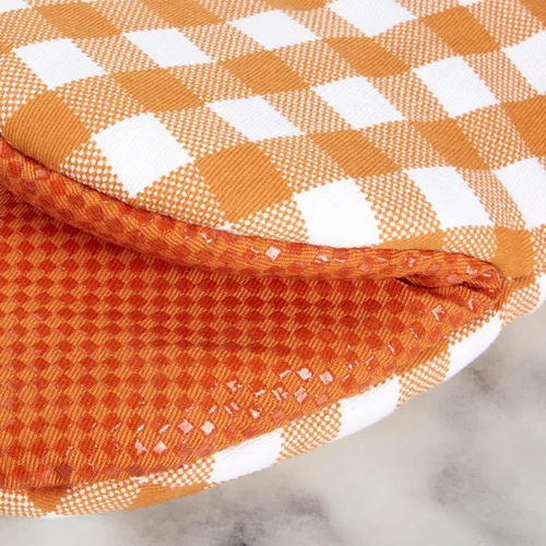 Vista 4 de Juego de 2 minimanoplas para horno Gingham de KitchenAid, color miel, 5.5"x8