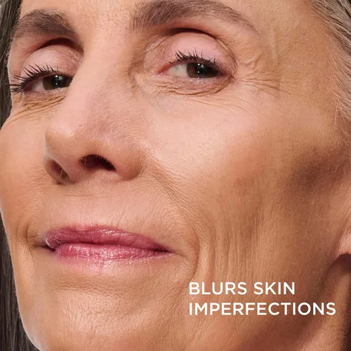 Vista 5 de It Cosmetics, Heavenly Luxe, brocha de volumen para aplicación de base.