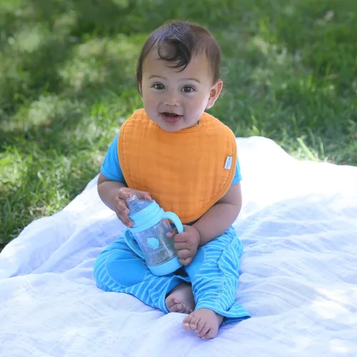 Vista 2 de green sprouts Baberos de muselina hechos de algodón orgánico (5 unidades) 4 capas absorbentes que protegen de resfriados, goteos y babas 100%