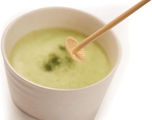 Vista 4 de Espumador de té matcha y leche Aerolatte, para un suave latte de matcha, libre de BPA, baterías incluidas