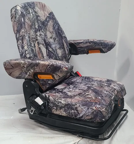Vista 2 de Asientos de tractor DSC hechos para asientos de suspensión de tractor de lujo con bolsa de documentos y reposabrazos ajustable. camuflaje verde.