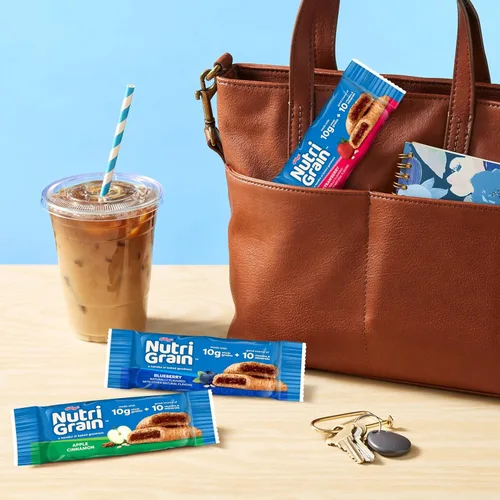 Vista 7 de Nutri-Grain Barras de desayuno horneadas suaves, aperitivos para niños, grano entero, paquete variado (4 cajas, 32 unidades)
