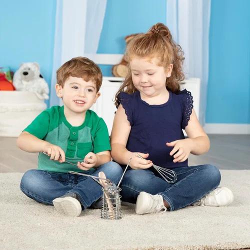 Vista 5 de Melissa & Doug utensilios de cocina para revolver y servir, 7 piezas de acero inoxidable y madera.