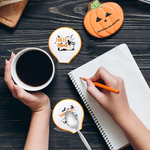 Vista 7 de Whaline Juego de 2 cucharas de café de bruja de Halloween, Hocus Pocus, calabaza, murciélago, soporte para cucharaditas de cerámica, platos de salsa