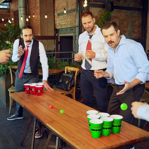 Vista 6 de Juego de 60 piezas de juego de vasos de Navidad – Vasos de plástico rojo y verde de 16 onzas con 10 bolas rojas y verdes para juegos de fiesta