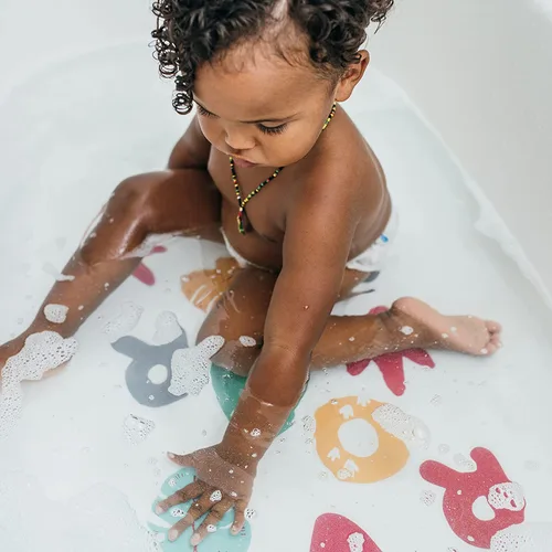Vista 3 de Dr. Brown's CleanUp Bath Time Essentials, Sit & Splash - Calcomanías de baño antideslizantes con diseño de dinosaurio y regadera para verter