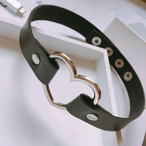 Vista 3 de Gargantilla ajustable de piel con corazón, estilo punk, estilo gótico, collar suave con cadena, para mujeres y niñas