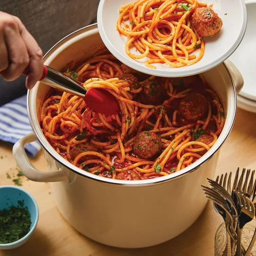 Vista 8 de Rachael Ray Olla esmaltada en acero con tapa, apta para inducción, 12 cuartos de galón, crema de almendras